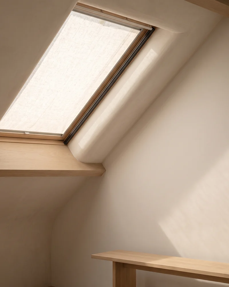 A blind fitted to a skylight