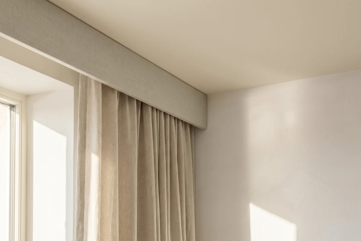 A boxed pelmet closing the gap between the curtain heading and the ceiling