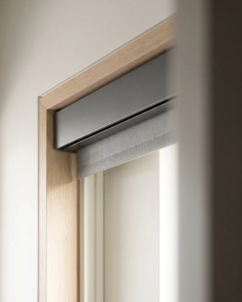 Cassette headbox concealing a roller blind tube