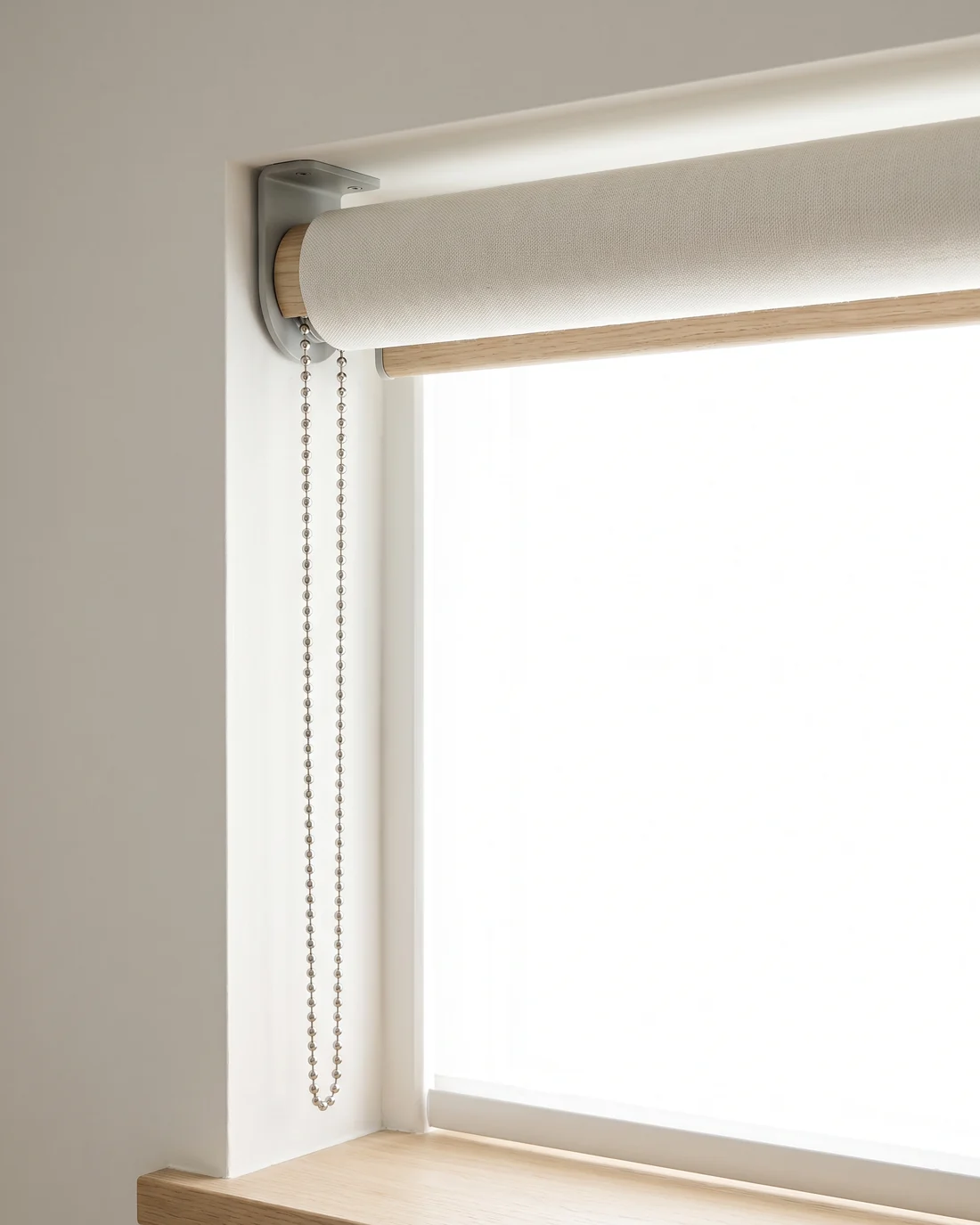 Side bracket, clutch and control chain at the end of a roller blind tube